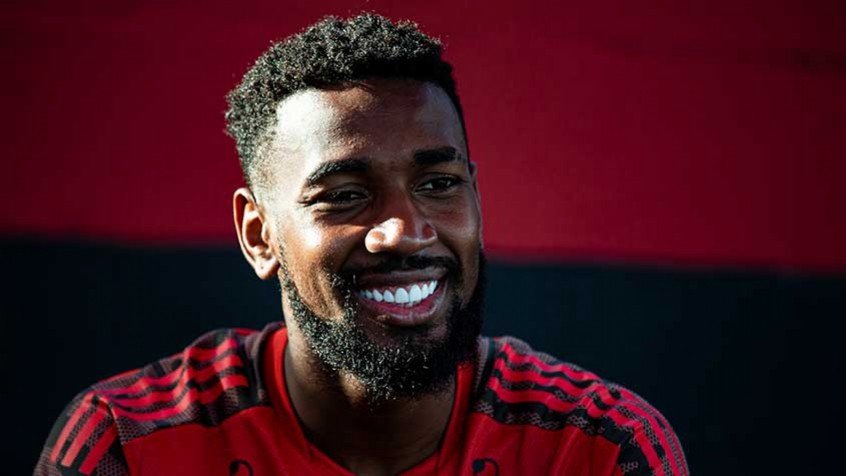 Gerson faz surpresa e presenteia roupeiro do Flamengo com carro novo Gerson faz surpresa e presenteia roupeiro do Flamengo com carro novo