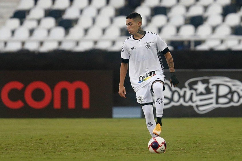 Hugo, do Botafogo, testa positivo para a Covid-19; jogador está assintomático e passa bem Hugo, do Botafogo, testa positivo para a Covid-19; jogador está assintomático e passa bem