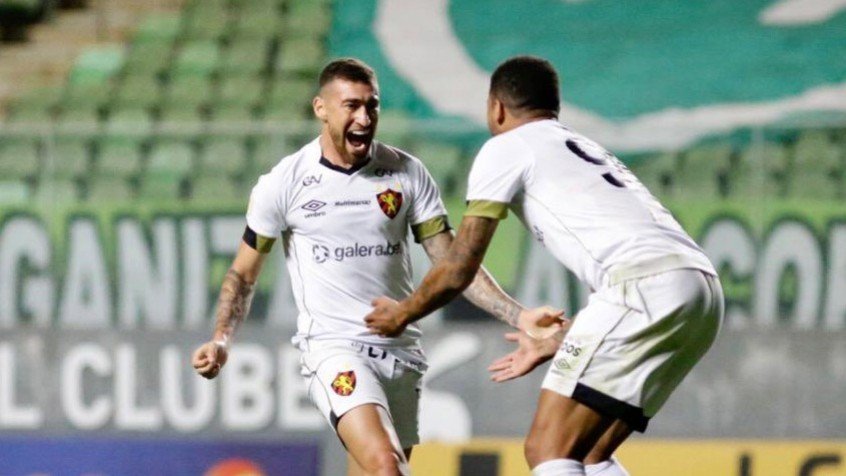 Moccelin comemora o primeiro gol com a camisa do Sport Moccelin comemora o primeiro gol com a camisa do Sport
