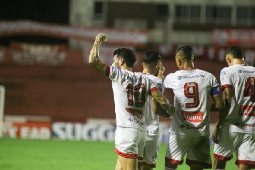 Em noite inspirada de Jean Carlos, Náutico vence Brasil de Pelotas - Vimarsana News