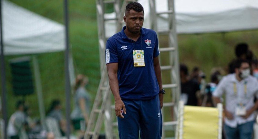 Jogadoras e comissão lamentam morte de Isaías Rodrigues, técnico do time feminino sub-18 do Fluminense Jogadoras e comissão lamentam morte de Isaías Rodrigues, técnico do time feminino sub-18 do Fluminense