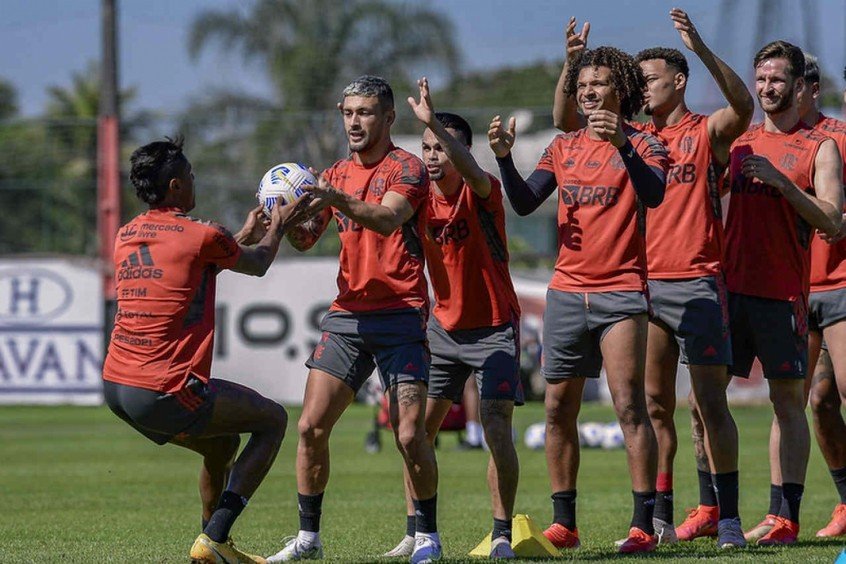 Com clima descontraído e treino tático, Flamengo encerra preparação para enfrentar o São Paulo Com clima descontraído e treino tático, Flamengo encerra preparação para enfrentar o São Paulo