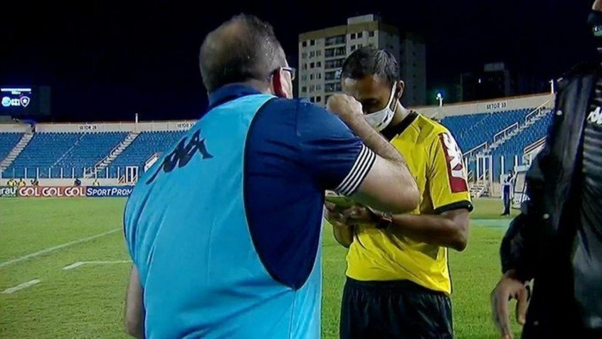 Árbitro relata ofensas de Enderson em súmula e técnico do Botafogo pode ser suspenso em até seis jogos Árbitro relata ofensas de Enderson em súmula e técnico do Botafogo pode ser suspenso em até seis jogos