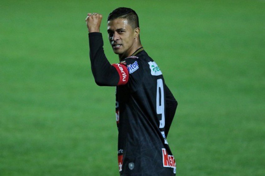 Operário-PR vence o Coritiba e fica próximo do G-4 Operário-PR vence o Coritiba e fica próximo do G-4
