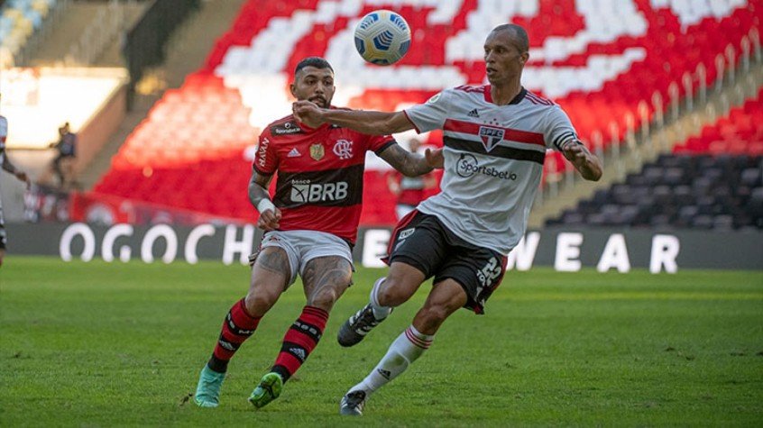 Miranda brinca com jogadores do Flamengo antes de duelo no Maracanã: ‘Não quiseram me trazer’ Miranda brinca com jogadores do Flamengo antes de duelo no Maracanã: ‘Não quiseram me trazer’