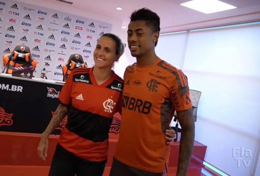Camisa 27 do time feminino do Flamengo, Darlene encontra ídolo Bruno Henrique e se emociona; veja vídeo Camisa 27 do time feminino do Flamengo, Darlene encontra ídolo Bruno Henrique e se emociona; veja vídeo
