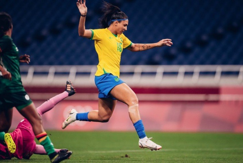 Bia Zaneratto mostra pontos no rosto, mas garante que defenderá Seleção feminina contra o Canadá Bia Zaneratto mostra pontos no rosto, mas garante que defenderá Seleção feminina contra o Canadá