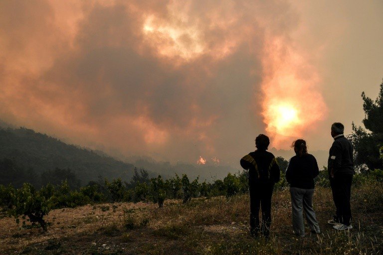 Incêndio florestal ameaça casas no subúrbio norte de Atenas Incêndio florestal ameaça casas no subúrbio norte de Atenas