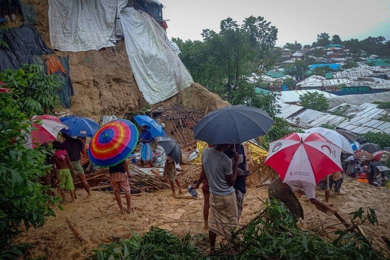 Inundações deixam 20 mortos e 300.000 desabrigados em Bangladesh Inundações deixam 20 mortos e 300.000 desabrigados em Bangladesh