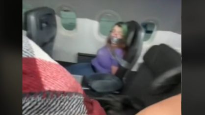 Mujer atrapada con cinta adhesiva en el asiento de un avión obtiene un buen récord en EE. UU.