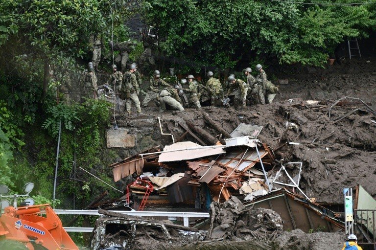 Japão corre contra o tempo para encontrar sobreviventes de deslizamento de terra Japão corre contra o tempo para encontrar sobreviventes de deslizamento de terra