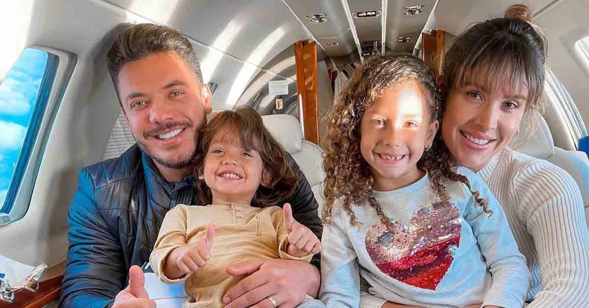 Wesley Safadão posta com a família em jatinho particular Wesley Safadão posta com a família em jatinho particular