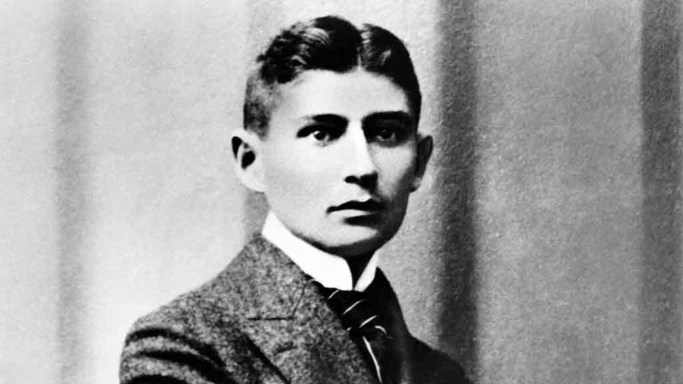 Franz Kafka “Quem escreve pode ser visto como um contador de histórias, um professor ou um mago. O grande autor combina os três, mas é o mago que predomina e o torna um grande escritor”