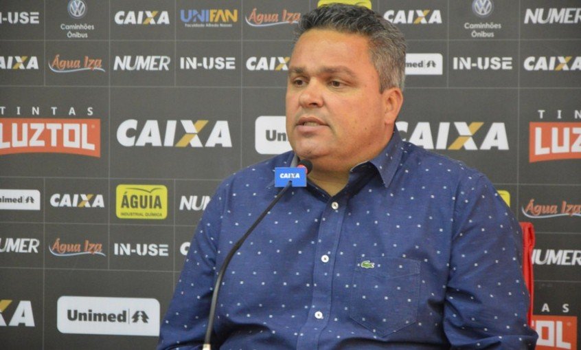 Presidente do Atlético-GO dispara contra treinadores brasileiros: ‘Muito técnico de cachorro’ Presidente do Atlético-GO dispara contra treinadores brasileiros: ‘Muito técnico de cachorro’