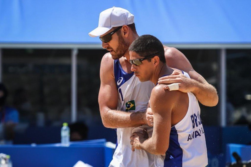 Vôlei de praia: Alison e Álvaro vencem e avançam às quartas dos Jogos Olímpicos de Tóquio Vôlei de praia: Alison e Álvaro vencem e avançam às quartas dos Jogos Olímpicos de Tóquio