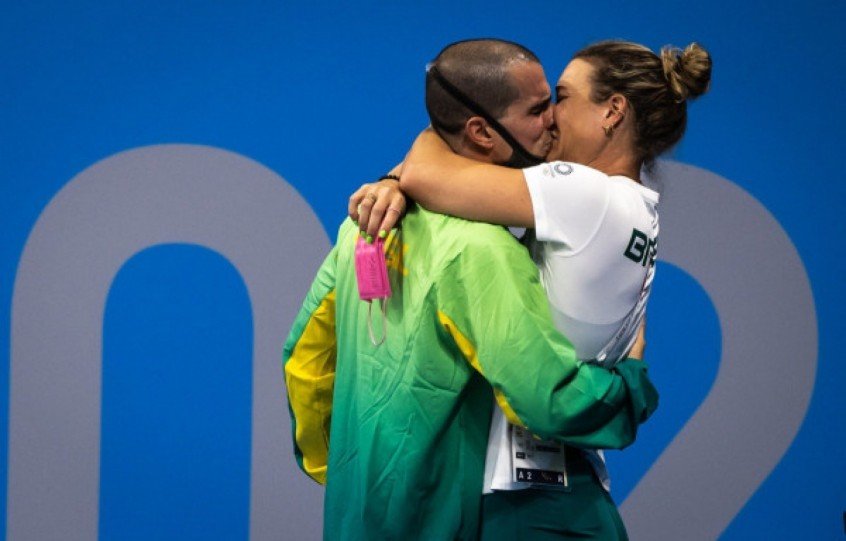 Beijo de Fratus na esposa após o bronze gera memes com Medina e Yasmin Brunet: ‘Por que choras?’ Beijo de Fratus na esposa após o bronze gera memes com Medina e Yasmin Brunet: ‘Por que choras?’