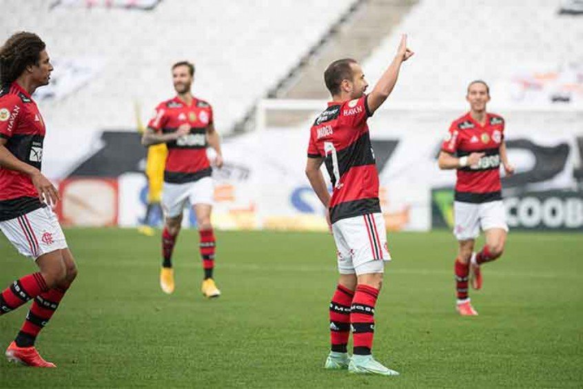 Flamengo atropela o Corinthians e segue arrancada no Brasileirão Flamengo atropela o Corinthians e segue arrancada no Brasileirão