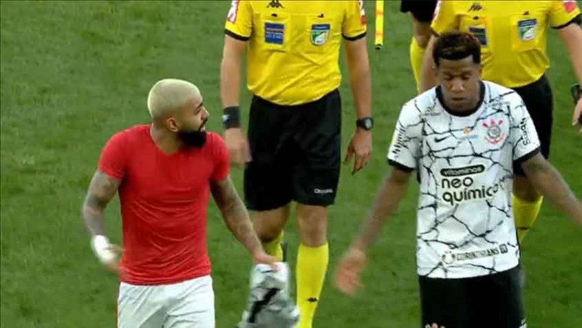 Gabigol contesta reclamação de Gil em vitória do Flamengo: ‘Tem que saber perder também, pô!’ Gabigol contesta reclamação de Gil em vitória do Flamengo: ‘Tem que saber perder também, pô!’