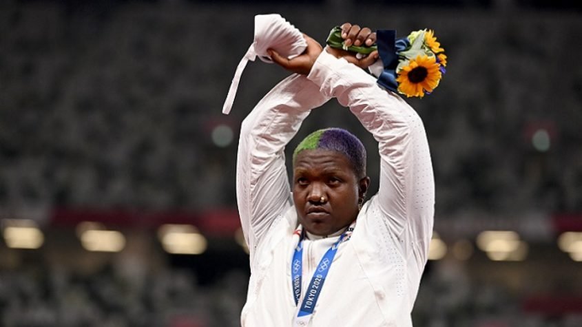 Atleta dos Estados Unidos protesta em favor dos oprimidos em pódio nos Jogos Olímpicos: ‘Não é só sobre mim’ Atleta dos Estados Unidos protesta em favor dos oprimidos em pódio nos Jogos Olímpicos: ‘Não é só sobre mim’