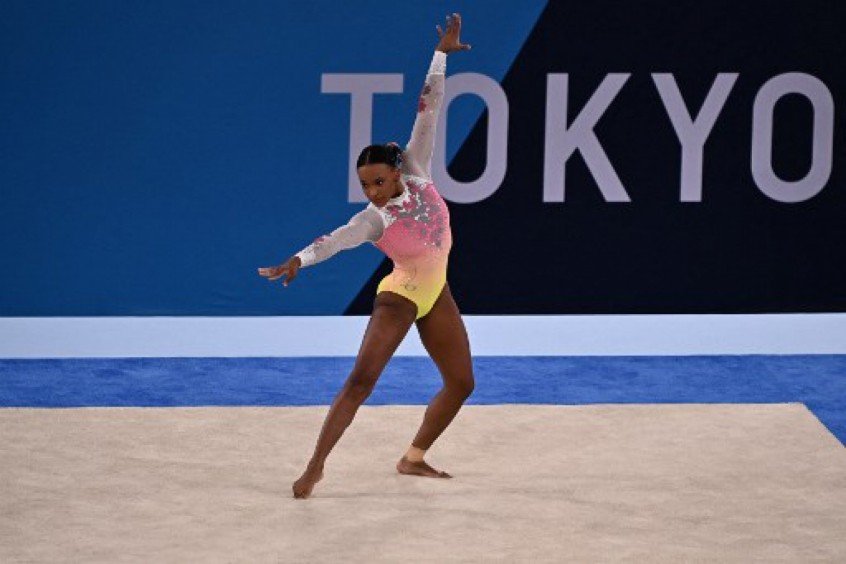 Rebeca Andrade pisa fora e fica em quinto na final do solo da ginástica artística nos Jogos Olímpicos Rebeca Andrade pisa fora e fica em quinto na final do solo da ginástica artística nos Jogos Olímpicos