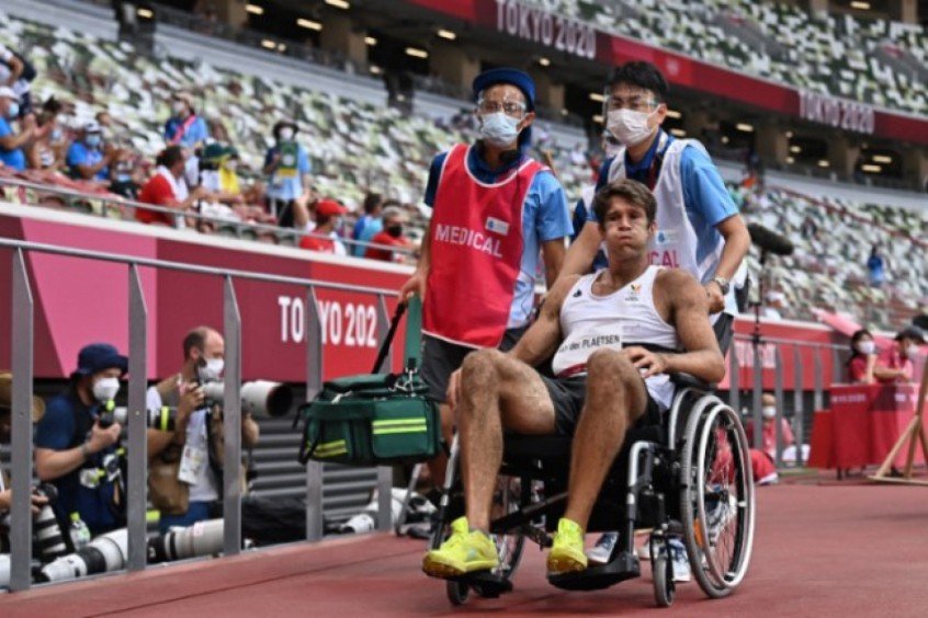 Belga sofre queda feia no atletismo e deixa estádio de cadeira de rodas nos Jogos Olímpicos Belga sofre queda feia no atletismo e deixa estádio de cadeira de rodas nos Jogos Olímpicos