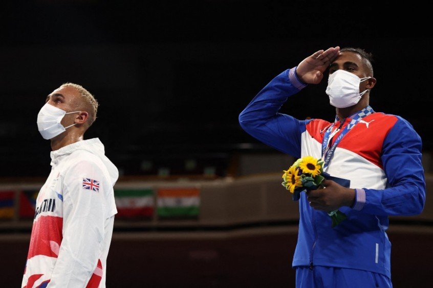 Britânico se arrepende de guardar medalha de prata no bolso e pede desculpas: ‘Estava chateado’ Britânico se arrepende de guardar medalha de prata no bolso e pede desculpas: ‘Estava chateado’