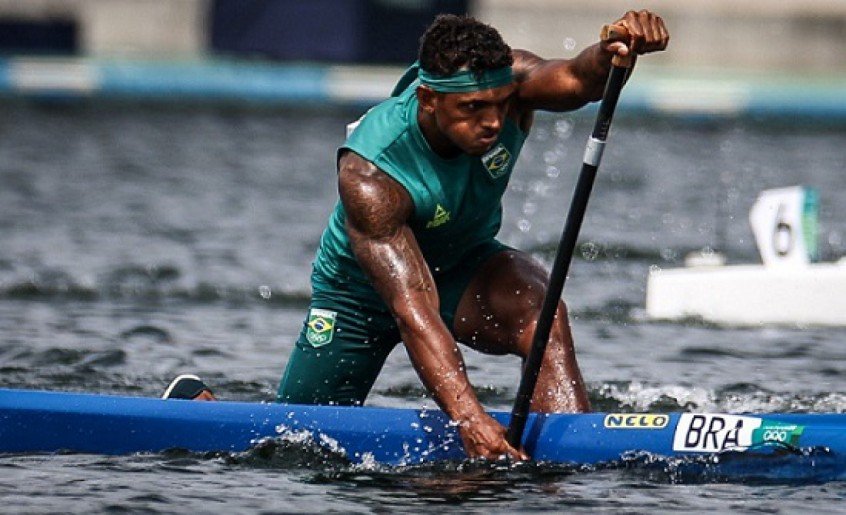 Isaquias Queiroz, medalhista de ouro: ‘Dedico a cada família que perdeu um ente querido para a Covid-19’ Isaquias Queiroz, medalhista de ouro: ‘Dedico a cada família que perdeu um ente querido para a Covid-19’