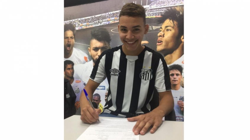 Santos assina primeiro contrato com artilheiro das categorias de base