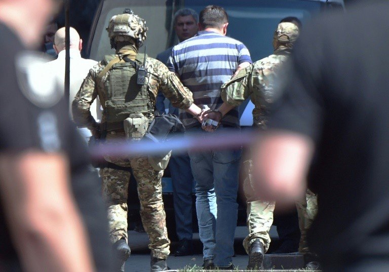 Detido homem que ameaçava detonar granada na sede do governo da Ucrânia Detido homem que ameaçava detonar granada na sede do governo da Ucrânia