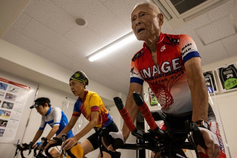Japonês de 88 anos se prepara para Ironman vendo Jogos de Tóquio Japonês de 88 anos se prepara para Ironman vendo Jogos de Tóquio