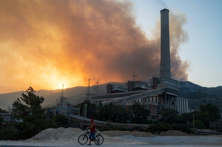 Incêndios ameaçam termelétrica na Turquia e assolam a Grécia Incêndios ameaçam termelétrica na Turquia e assolam a Grécia
