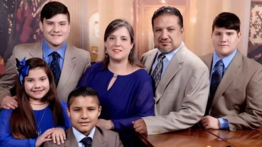 Casal se recusa a tomar vacina, morre com covid-19 e deixa 4 filhos Casal se recusa a tomar vacina, morre com covid-19 e deixa 4 filhos