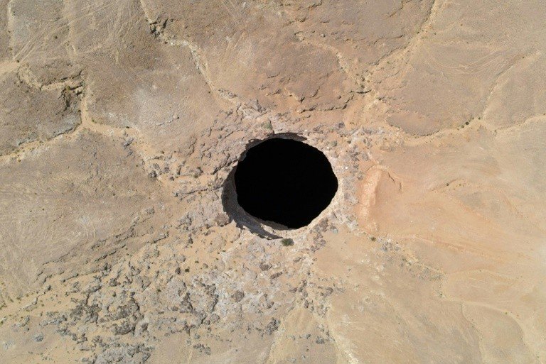 Espeleólogos encontram serpentes, mas não demônios no ‘poço do inferno’ no Iêmen Espeleólogos encontram serpentes, mas não demônios no ‘poço do inferno’ no Iêmen