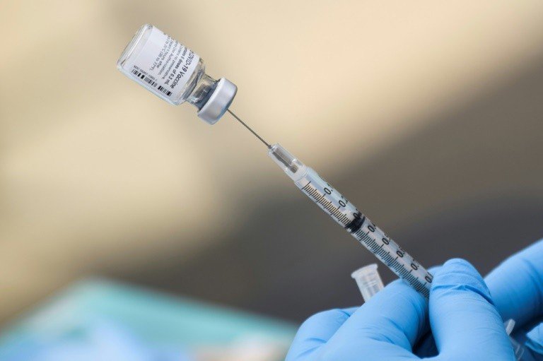 Saúde recua e volta a recomendar vacinação contra Covid para adolescentes Saúde recua e volta a recomendar vacinação contra Covid para adolescentes