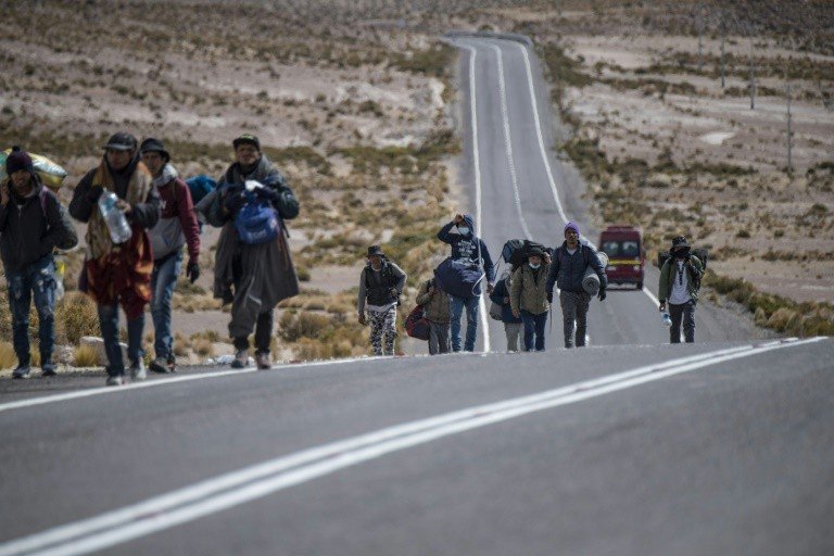 Centenas de venezuelanos cruzam da Bolívia para o Chile, apesar das ameaças de deportação Centenas de venezuelanos cruzam da Bolívia para o Chile, apesar das ameaças de deportação