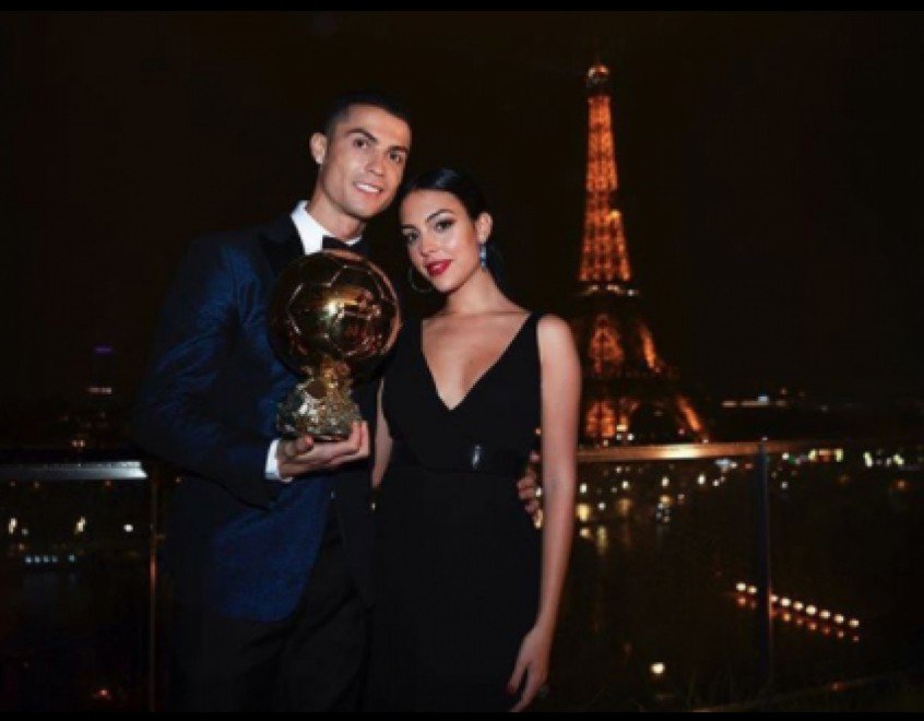 Georgina Rodríguez, esposa de Cristiano Ronaldo, proíbe o craque de trocar lâmpadas; entenda Georgina Rodríguez, esposa de Cristiano Ronaldo, proíbe o craque de trocar lâmpadas; entenda
