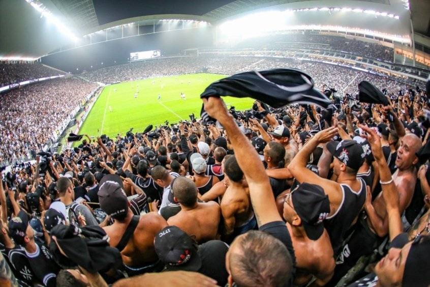 Corinthians celebra retorno do público aos estádios e destaca preocupações sanitárias Corinthians celebra retorno do público aos estádios e destaca preocupações sanitárias