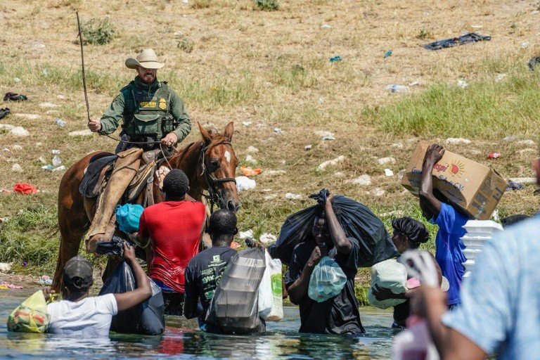 Imagens de migrantes maltratados ‘não refletem’ os EUA, diz secretário Mayorkas Imagens de migrantes maltratados ‘não refletem’ os EUA, diz secretário Mayorkas