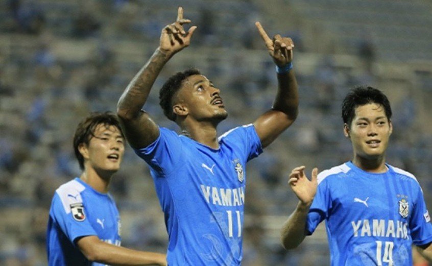 Lukian recebe homenagem emocionante de torcida japonesa do Jubilo Iwata Lukian recebe homenagem emocionante de torcida japonesa do Jubilo Iwata