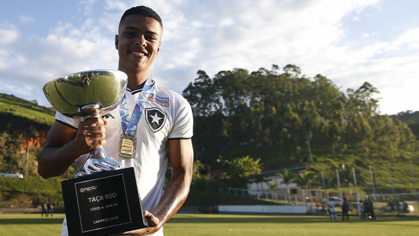 Reydson comemora vitória do Botafogo diante do São Paulo, pelo Brasileirão Sub-20 Reydson comemora vitória do Botafogo diante do São Paulo, pelo Brasileirão Sub-20