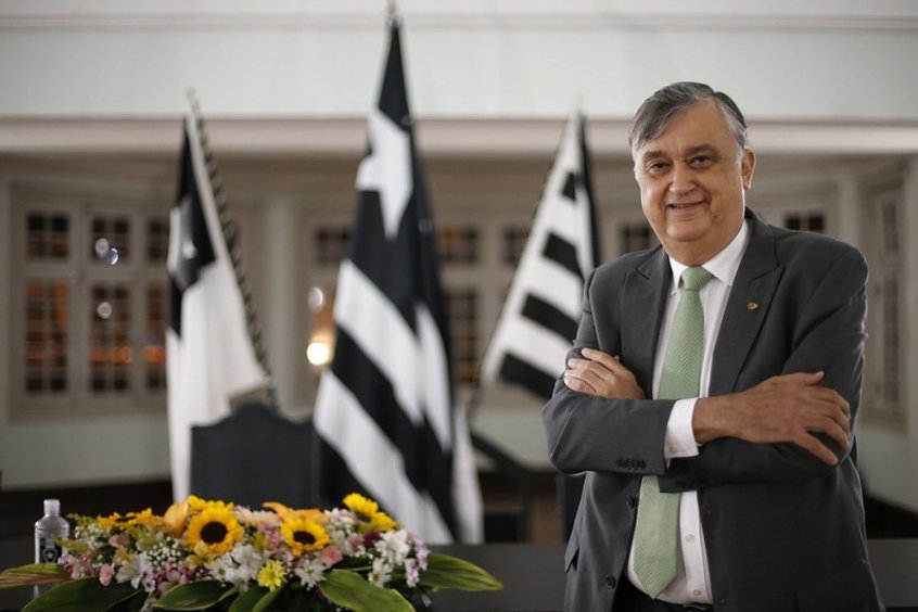 Presidente do Botafogo diz que ‘cinco ou seis’ reforços chegarão em 2022 e folha aumentará em R$ 3 milhões Presidente do Botafogo diz que ‘cinco ou seis’ reforços chegarão em 2022 e folha aumentará em R$ 3 milhões