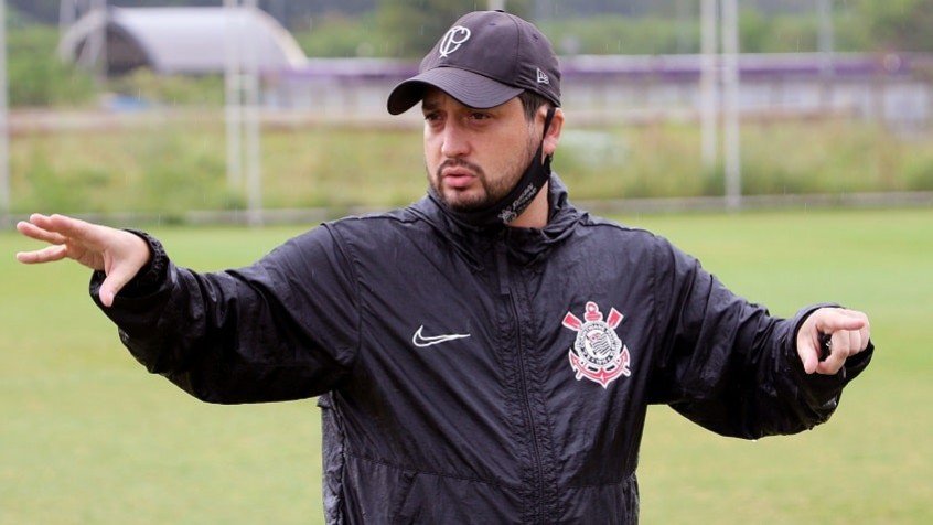 Arthur Elias celebra seu terceiro título Brasileiro pelo Corinthians: ‘As mulheres merecem mais’ Arthur Elias celebra seu terceiro título Brasileiro pelo Corinthians: ‘As mulheres merecem mais’