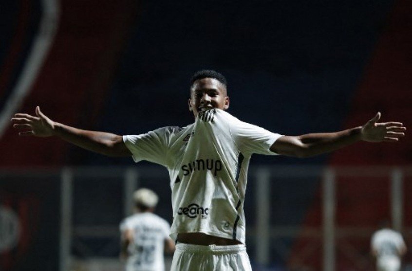 Ângelo se destaca e acirra disputa pela vaga do suspenso Lucas Braga Ângelo se destaca e acirra disputa pela vaga do suspenso Lucas Braga