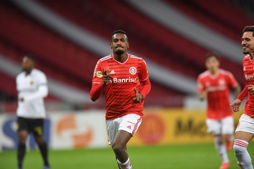 Edenílson assume a artilharia do Campeonato Brasileiro Edenílson assume a artilharia do Campeonato Brasileiro