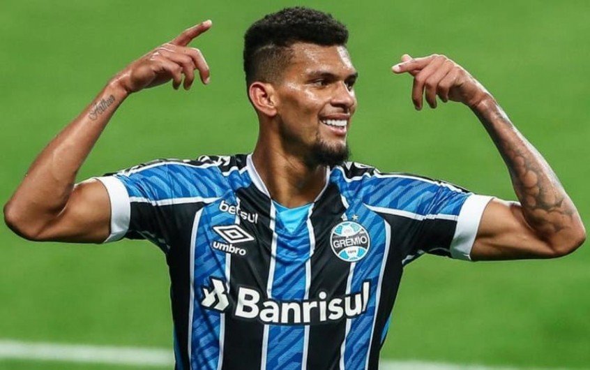 Zagueiro Rodrigues acerta a renovação de contrato com o Grêmio Zagueiro Rodrigues acerta a renovação de contrato com o Grêmio