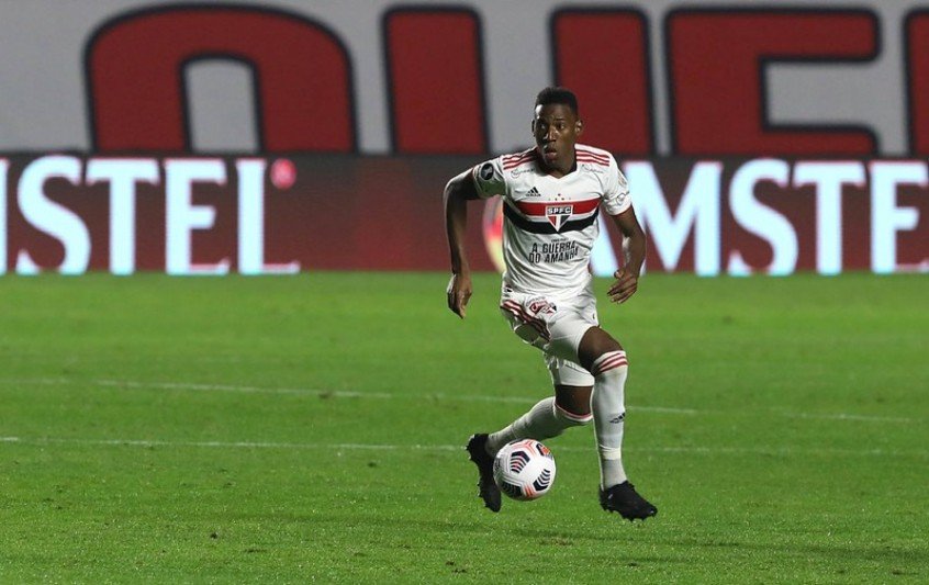 Léo, do São Paulo, recebe o terceiro amarelo e não pega o América-MG Léo, do São Paulo, recebe o terceiro amarelo e não pega o América-MG