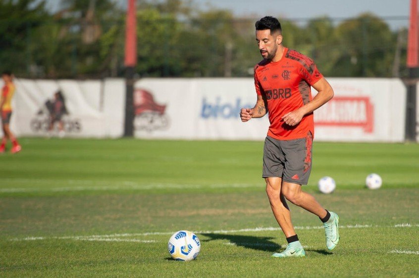 Lateral do Flamengo, Isla faz ‘desabafo’ nas redes sociais e recebe carinho da torcida Lateral do Flamengo, Isla faz ‘desabafo’ nas redes sociais e recebe carinho da torcida