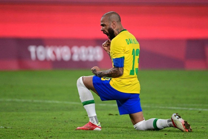 Com referência a Chapolin Colorado, Daniel Alves faz post sobre carreira Com referência a Chapolin Colorado, Daniel Alves faz post sobre carreira