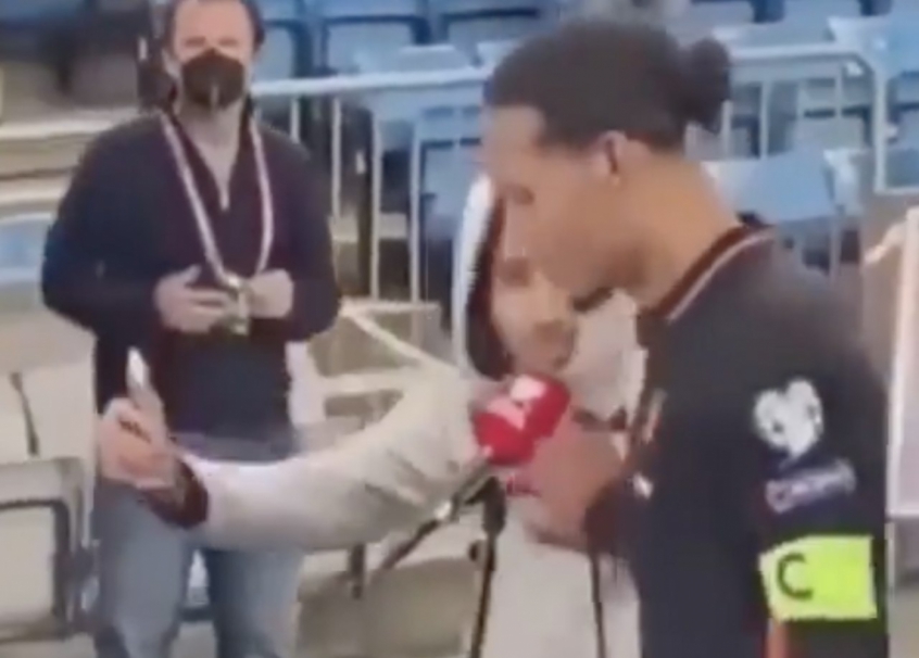 Vídeo: Zagueiro do Liverpool empurra torcedor que invadiu entrevista pós-jogo
