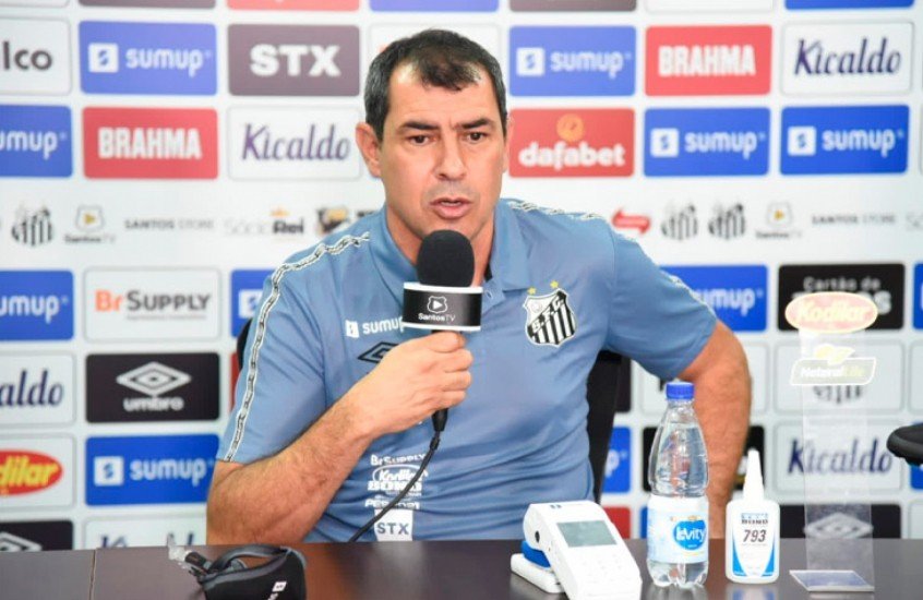 Carille elogia esquema com três zagueiros no Santos: ‘Resposta boa’ Carille elogia esquema com três zagueiros no Santos: ‘Resposta boa’
